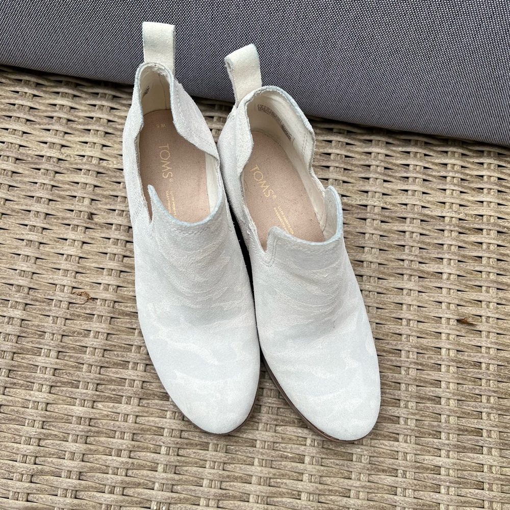 Toms White/Dove Gray Print Suede Ankle Booties